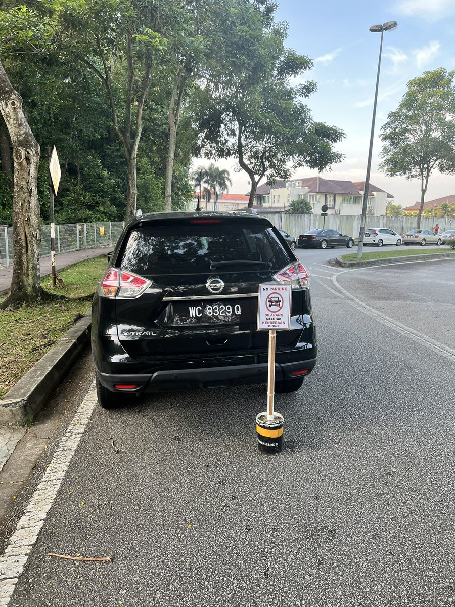 La_FarEast's tweet photo. Owner kereta tak reti membaca. Dah ada signage no parking.
Nak masuk trail tapi dtg lambat, then malas nak berjalan. Bongok.
Krg lori langgar kereta kau baru kau tau.
#kdcf #kotadamansara #hiking https://t.co/zh5O9LblkW
