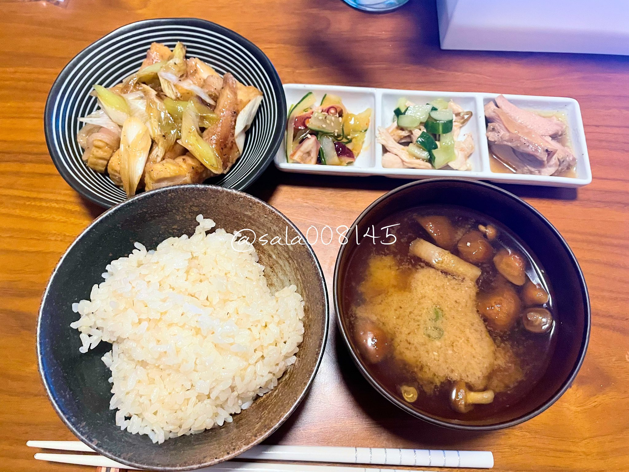 Sala 昨日の晩ご飯 厚揚げの肉巻き タコときゅうりのキムチ漬け 鶏肉ときゅうりの梅肉和え とりハム ご飯 なめこのお味噌汁 昨日は冷蔵庫整理のためにいくつか作り置きを作ってました 時短なのと 湿気と暑さで料理する気力が減ってきて