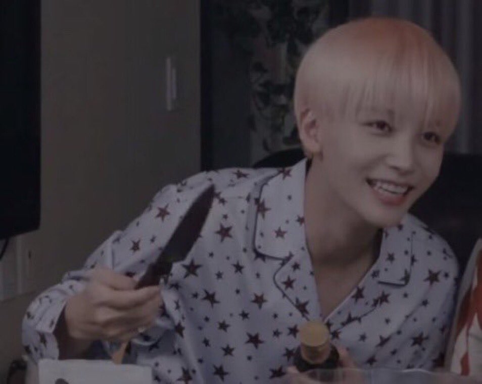 1zerozero4's tweet photo. just jeonghan with his emotional support sharp objects https://t.co/a3TzqnjlN0