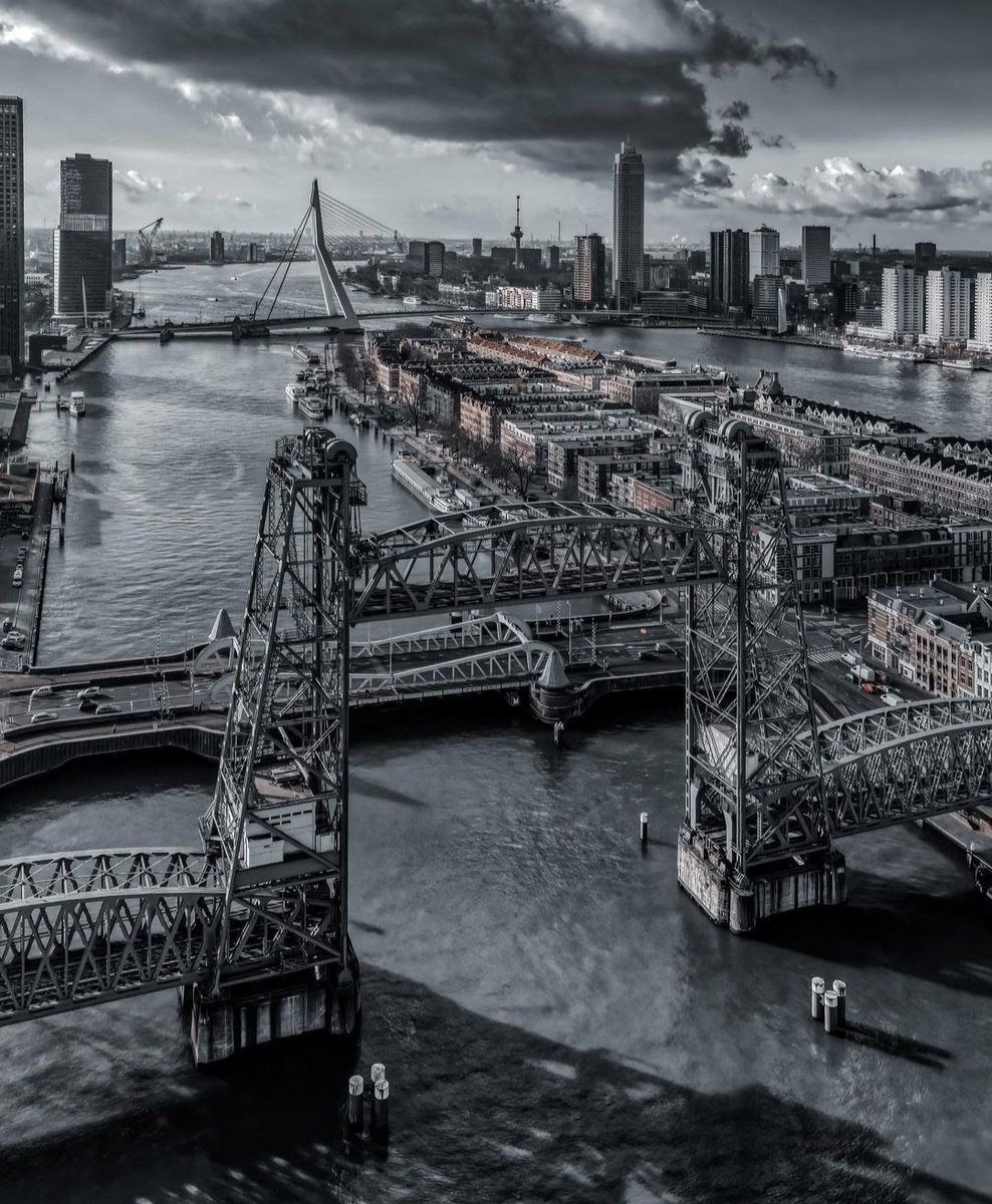 Goeie mogguhh <a href="/NatasGooij/">Natas</a> ❤️en ik wensen jullie een fijne Eerste Pinksterzondaggie ondanks het weer veel plezier met alles wat jullie gaan doen vandaag en voor de zieken sterkte en beterschap. 🍀 #Rotterdam  altijd mooi 💚