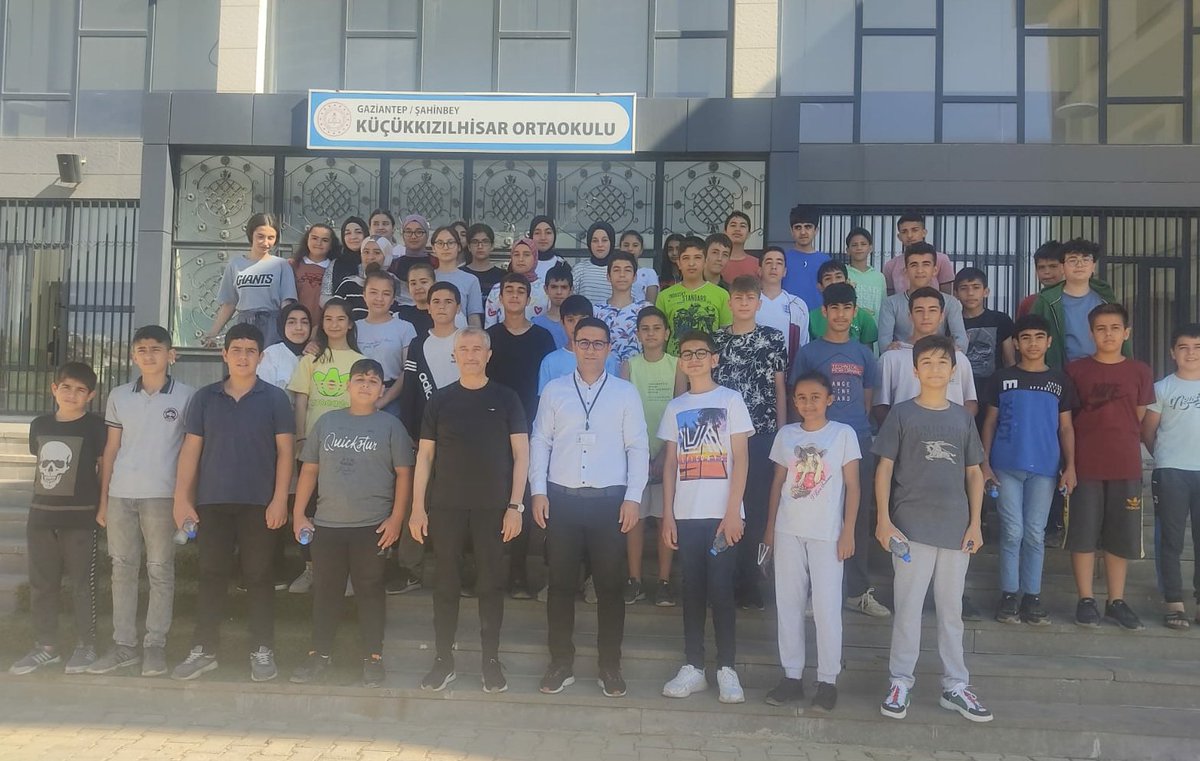 #LGS2022'ye girecek öğrencilerimizi ve ailelerini ziyaret ettik.

Emek verdiniz çalıştınız, karşılığını alacağınız bir sınav geçirmenizi diliyorum.

Başarılar çocuklar, Allah zihin açıklığı versin.📝

📍Küçükkızılhisar Ortaokulu