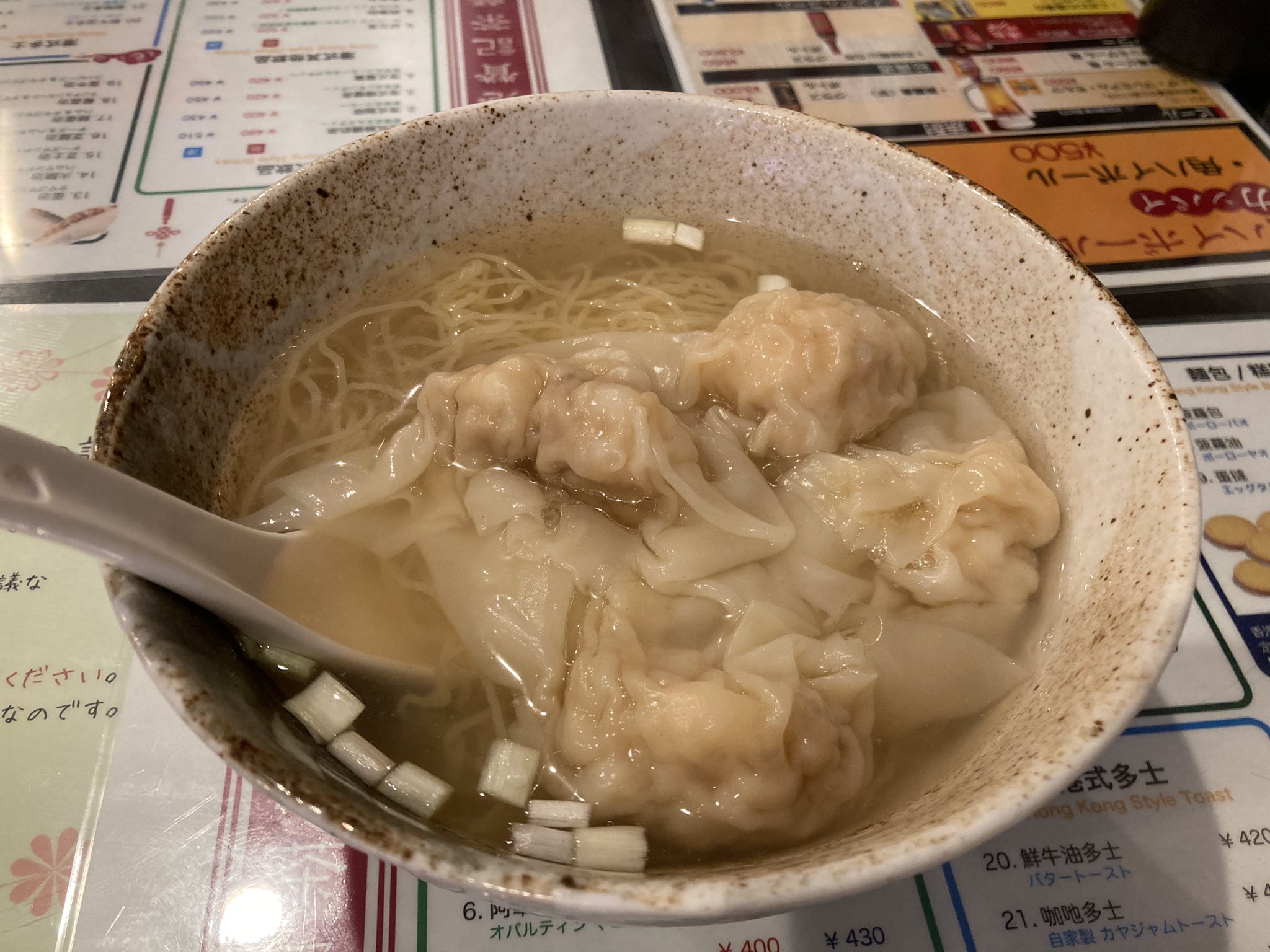 マスルール国木田 海老ワンタン麺と香港式ミルクティー 日本語率1割のお店で 旅行気分を味わえました T Co Wrsridixsd Twitter