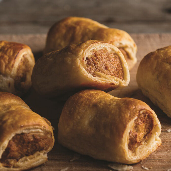 BanjosBakery's tweet photo. Roll up, roll up, its #sausagerollday 

Why stop at 1 when you can share the love with a 12 pack! Enjoy a 12 Sausage Rolls for JUST $22.95 and SAVE over $15! 🤑 

#sausageroll #bakedfresh #handmade #sharingiscaring #yummy #banjosbakery #bakingthingsbetter https://t.co/M7ze5hChFU
