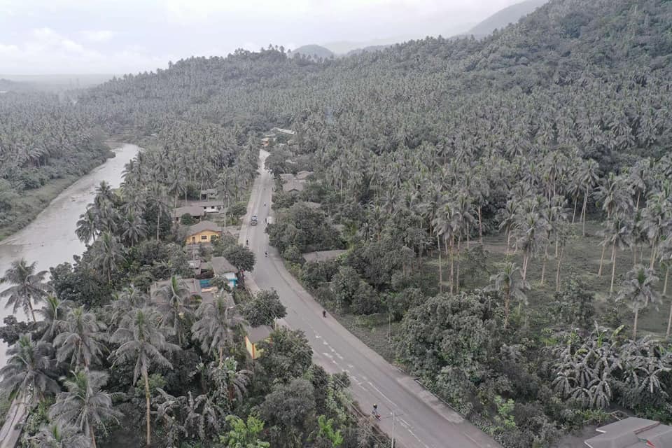 onenewsph's tweet photo. Parts of barangays Bacolod and Buraburan in the town of Juban, Sorsogon were covered in ash following the phreatic eruption of Bulusan Volcano this morning. PHIVOLCS raised Alert Level 1, indicating low-level unrest.

📷 Sorsogon Provincial Information Office https://t.co/1C7gcgvi7v