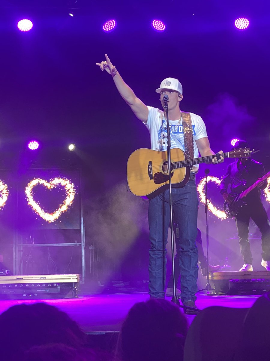 _elizabethp_'s tweet photo. y’all i met @ParkerMcCollum tonight after being randomly handed free meet &amp; greet passes, got him to sign my boot, &amp; was in the front of the pit 🤩 such an unreal night!!!! https://t.co/TocRUdhrfK
