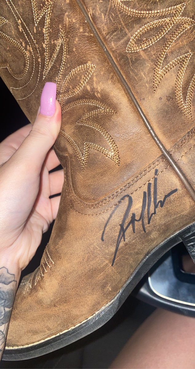_elizabethp_'s tweet photo. y’all i met @ParkerMcCollum tonight after being randomly handed free meet &amp; greet passes, got him to sign my boot, &amp; was in the front of the pit 🤩 such an unreal night!!!! https://t.co/TocRUdhrfK