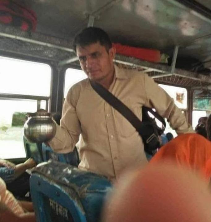 हरियाणा रोडवेज में कंडक्टर पद पर सेवारत सुरेंद्र जी की खासियत यह है कि जिस बस में ड्यूटी होती है उसमें पानी के कई कैन रखते हैं।यात्रियों को बस में चढ़ते ही पीने को पानी देकर लोगों के मन में अमिट छाप छोड़ देते हैं।

भाली आनंदपुर, रोहतक के भाई सुरेंद्र शर्मा सब के लिए प्रेरणा हैं।