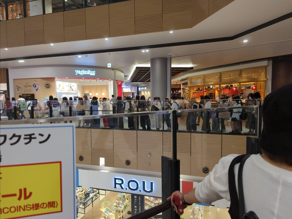 ILoveASTRO10's tweet photo. #ASTRO jinjin, Moonbin, Sanha ate at yogoring dessert store and Jrohas line up for this! @offclASTRO https://t.co/YM88ur7Ik6