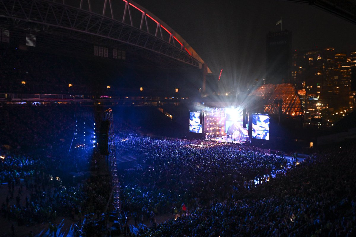 LumenField's tweet photo. Thank you @lukecombs for a Beautiful Crazy night ✨ #LukeInSeattle https://t.co/lhw0SNPcCH