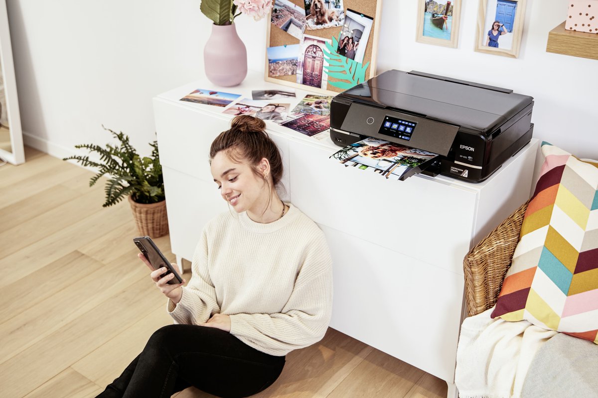 Epson_ES's tweet photo. Decora tu habitación en tres sencillos pasos: elige la imagen, imprímela con tu #EpsonImpresora y cuélgala donde más te guste. Fácil, ¿no? 🤩.
Descubre tu impresora ideal #ExpressionPhoto en: https://t.co/KuAltVNqQh
#PhotoPrinting https://t.co/w3spe17LWi