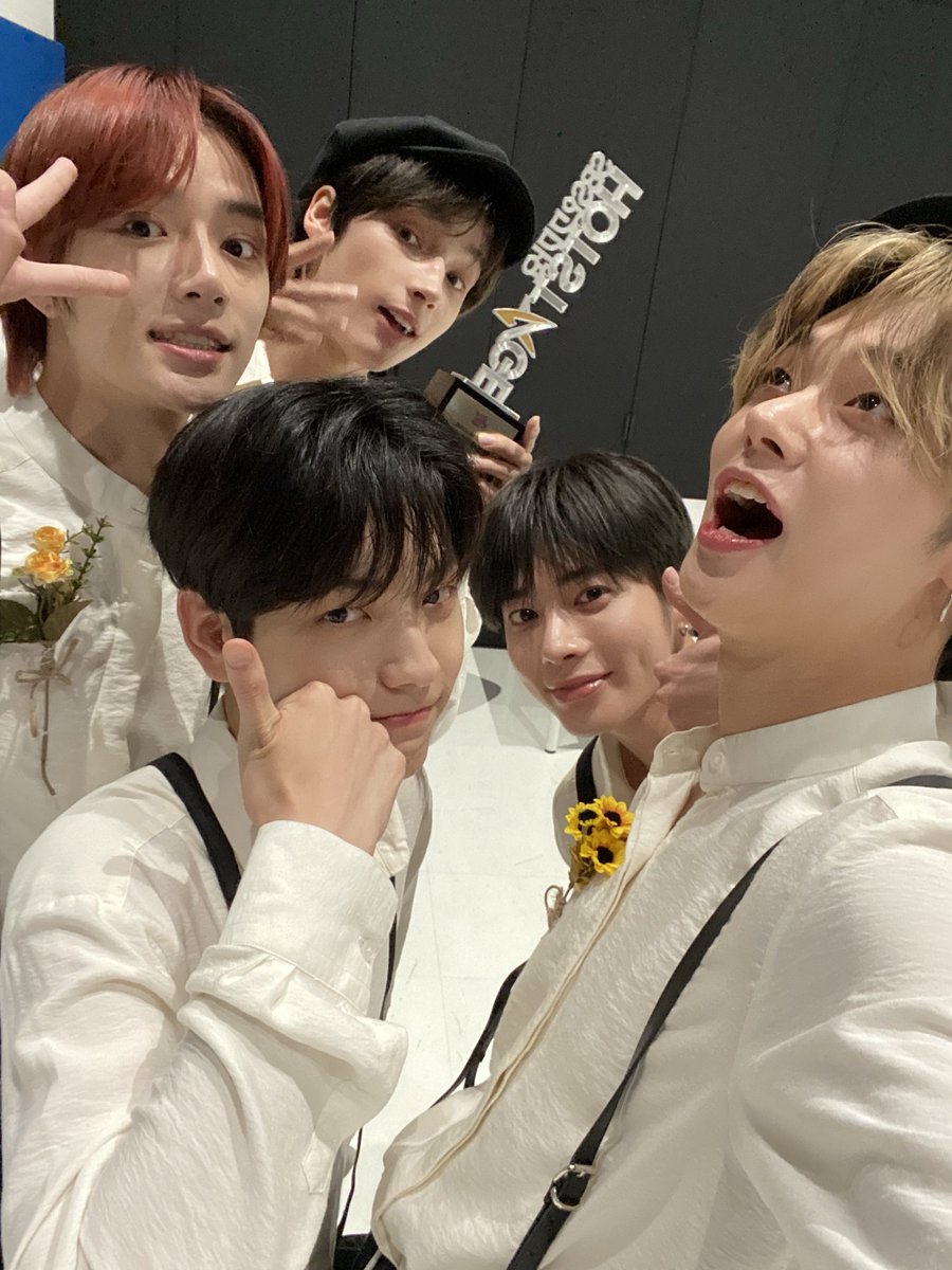 allchart_'s tweet photo. 1138회 핫스테이지의 주인공 ‼
TOMORROW X TOGETHER - Good Boy Gone Bad 트로피 인증사진 공개🥰

오직 100% 팬들의 인기투표로 진행된 베스트 퍼포먼스 아티스트상 핫스테이지🔥
다시 한번  수상을 축하드립니다🎉

1139핫스테이지 주인공은?
#인기가요 #핫스테이지 #투모로우바이투게더  #프리보트 https://t.co/2os26Kvgrd