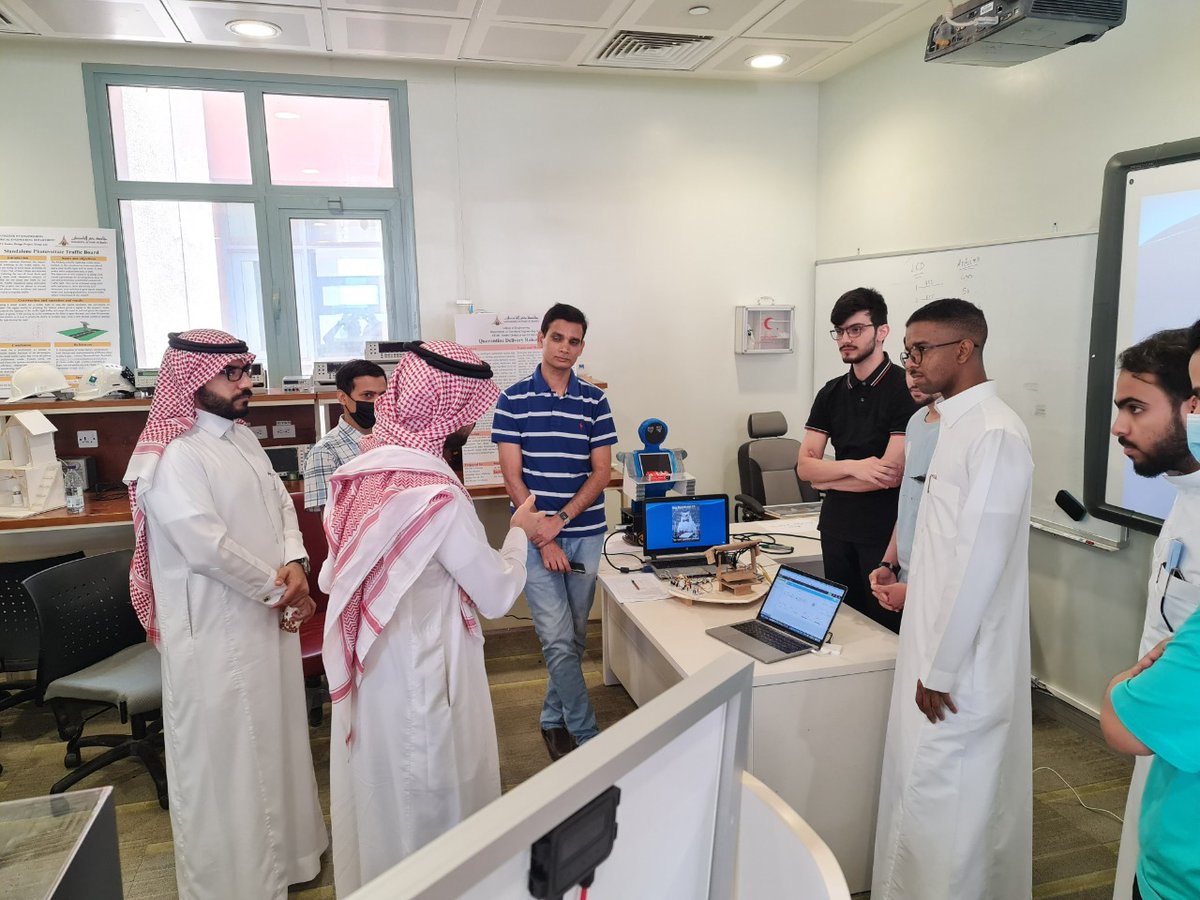 UHB_University's tweet photo. قام سعادة عميد كلية الهندسة ووكيل الكلية للشؤون الأكاديمية، بزيارة طلاب قسم الهندسة الكهربائية في #جامعة_حفر_الباطن، للاطلاع على مشاريع التخرج، حيث استمعوا خلال الزيارة إلى شرح مفصل عن المشاريع المقدمة، وقد أثنيا على ما قدموه الطلاب من مشاريع حديثة ومتنوعة اتسمت بالتميز والابتكار https://t.co/C8iT3RqSuU