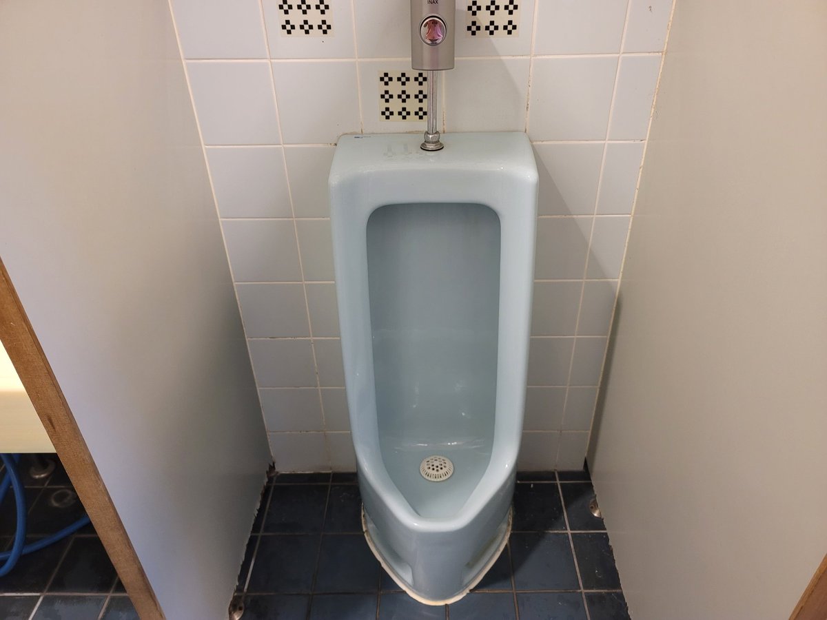 mizuki_umeda08's tweet photo. これは、エネオスDr Driveセルフ川尻西SS(両備エネシス広島支店)のトイレです。
INAXの床置き中型ストール小便器のU-321です。
久しぶりです。
生地の色が、ライトブルーになっています。
現在は、廃盤になっています。
#エネオス #トイレ #INAX #U321 #小便器 #両備エネシス広島支店 https://t.co/A90DYiAOQD