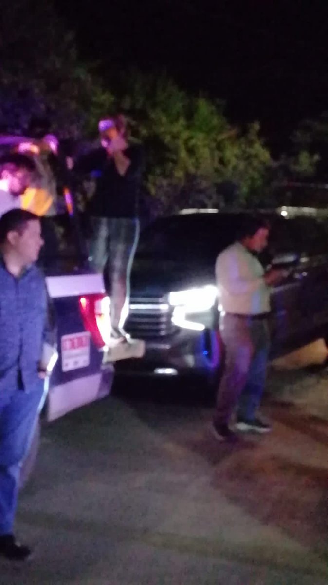 CarlosVargasDFT's tweet photo. Apenas empezó el domingo y parece que la actividad comenzó temprano en #Lerdo. Al parecer agarraron como al tigre de santa Julia con dinero y listas en mano a presuntos operadores de #Morena y la candidata se subió a la patrulla a defenderlos 🫣 https://t.co/zbYq7Vgw2E