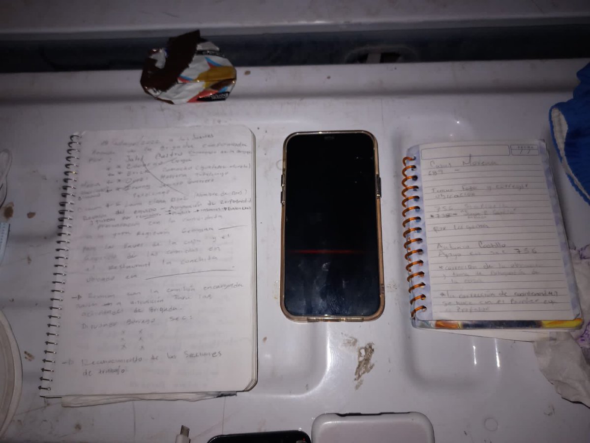 CarlosVargasDFT's tweet photo. Apenas empezó el domingo y parece que la actividad comenzó temprano en #Lerdo. Al parecer agarraron como al tigre de santa Julia con dinero y listas en mano a presuntos operadores de #Morena y la candidata se subió a la patrulla a defenderlos 🫣 https://t.co/zbYq7Vgw2E