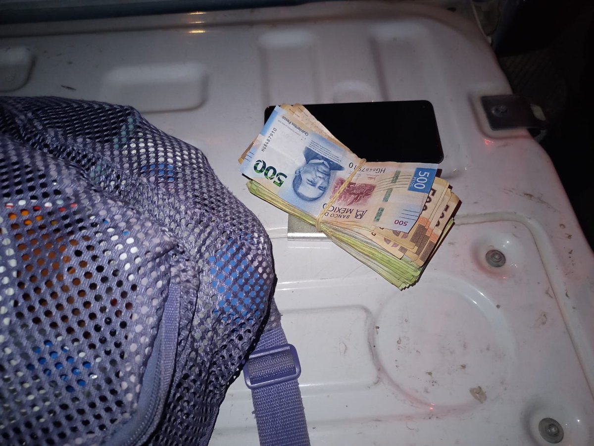 CarlosVargasDFT's tweet photo. Apenas empezó el domingo y parece que la actividad comenzó temprano en #Lerdo. Al parecer agarraron como al tigre de santa Julia con dinero y listas en mano a presuntos operadores de #Morena y la candidata se subió a la patrulla a defenderlos 🫣 https://t.co/zbYq7Vgw2E