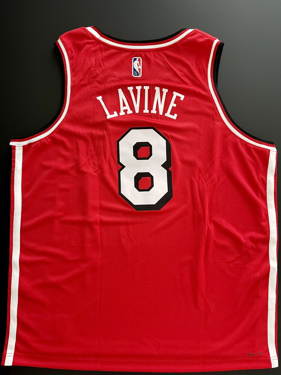 DelbonoRoberto's tweet photo. Grazie mille amore @GeorgianaNmg .. #110 #111 #nbacollection #nbajerseys #lavine #therevolution #love #Passion https://t.co/3YubPkdWZp
