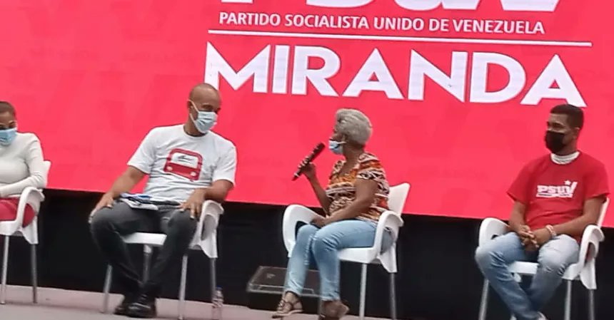 PSUVLoveraErik's tweet photo. 🚩 #Hoy #Jun04 //: Con gran alegría, los militantes del PSUV Miranda desbordamos las instalaciones del Gimnasio "Papá Carrillo", en una extraordinaria asamblea con nuestra dirigencia.
#Resistir
#Renacer
#Revolucionar
#1x10DelBuenGobierno
#VenApp
#PsuvMiranda https://t.co/0aHX0yCV4A
