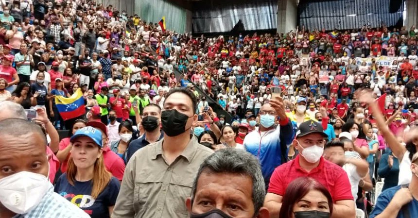PSUVLoveraErik's tweet photo. 🚩 #Hoy #Jun04 //: Con gran alegría, los militantes del PSUV Miranda desbordamos las instalaciones del Gimnasio "Papá Carrillo", en una extraordinaria asamblea con nuestra dirigencia.
#Resistir
#Renacer
#Revolucionar
#1x10DelBuenGobierno
#VenApp
#PsuvMiranda https://t.co/0aHX0yCV4A