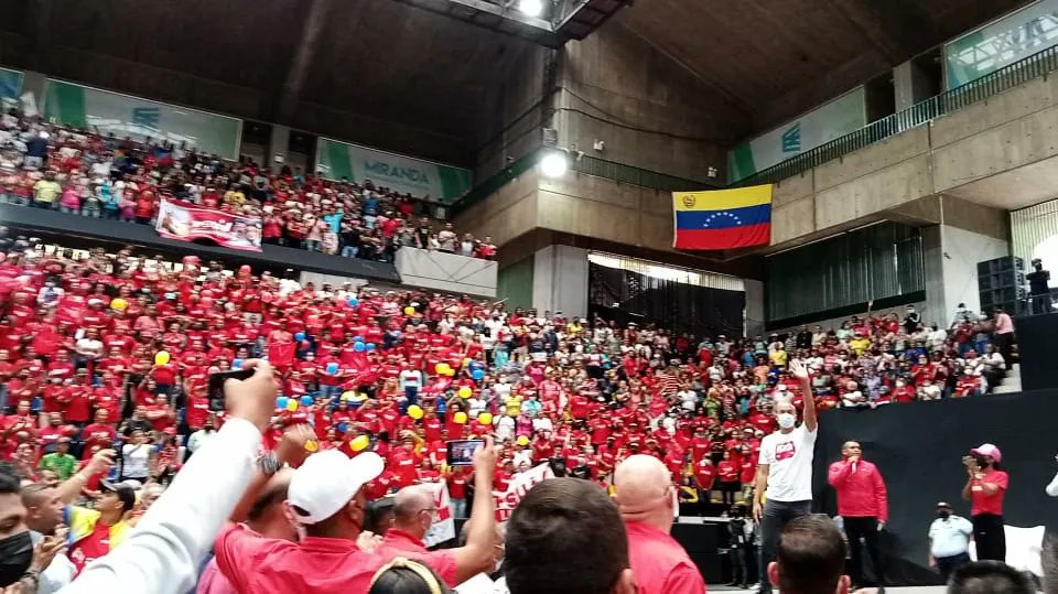 PSUVLoveraErik's tweet photo. 🚩 #Hoy #Jun04 //: Con gran alegría, los militantes del PSUV Miranda desbordamos las instalaciones del Gimnasio "Papá Carrillo", en una extraordinaria asamblea con nuestra dirigencia.
#Resistir
#Renacer
#Revolucionar
#1x10DelBuenGobierno
#VenApp
#PsuvMiranda https://t.co/0aHX0yCV4A