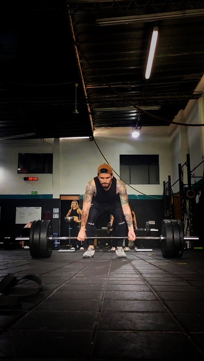 LoboPhotograph's tweet photo. Tambien le echo ganitas al Cross.
#CROSSFIT #workout #deadlift https://t.co/wecQV9mMH6