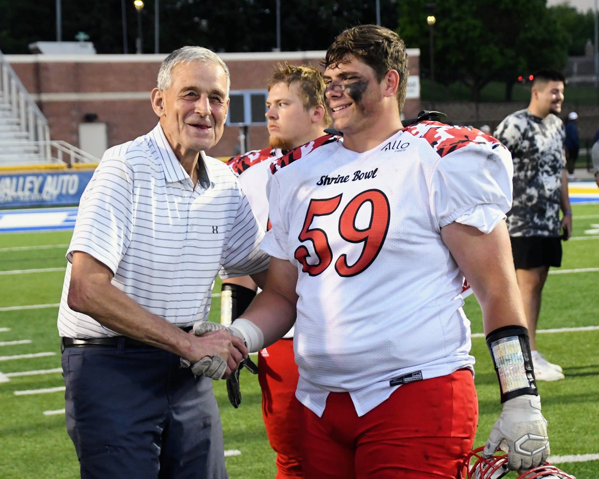 SportsANR's tweet image. Gage Griffith 🤝 Tom Kropp. 
Awesome.
#FormerHuskyAlert #NSB64