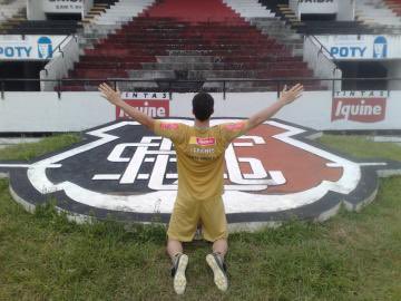 zenetoscfc's tweet photo. Dos 50, frequento há pelo menos 30 anos. Já chorei, sorri, joguei, subi na grua, na marquise, tomei muito mela e até cortei cabelo. Enfim... muitas emoções. 
Parabéns, Arruda! Parabéns, Mundão! Amanhã estaremos juntos! 👊🏻👊🏻👊🏻❤️❤️❤️
 @SantaCruzFC 
#Arruda50Anos https://t.co/OcRNyHQ2li