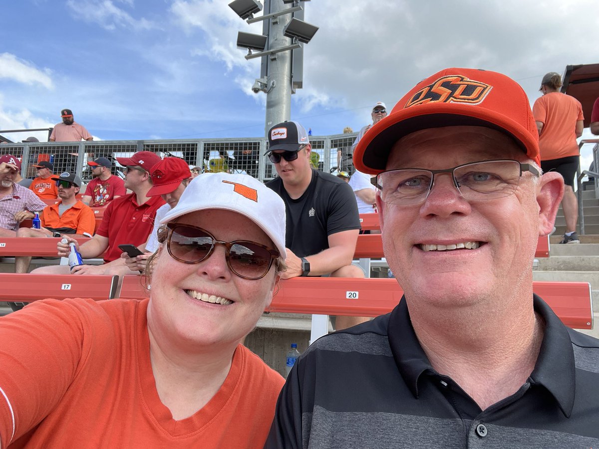 OStateFanVicki's tweet photo. Fun night at #obrate. 🧡🖤🐗🖤🧡🖤🧡 Razorback 🐗 fans are overall pretty cool but #okstatebaseball is the 💣 🤠⚾️ https://t.co/vrfo1US7Jf