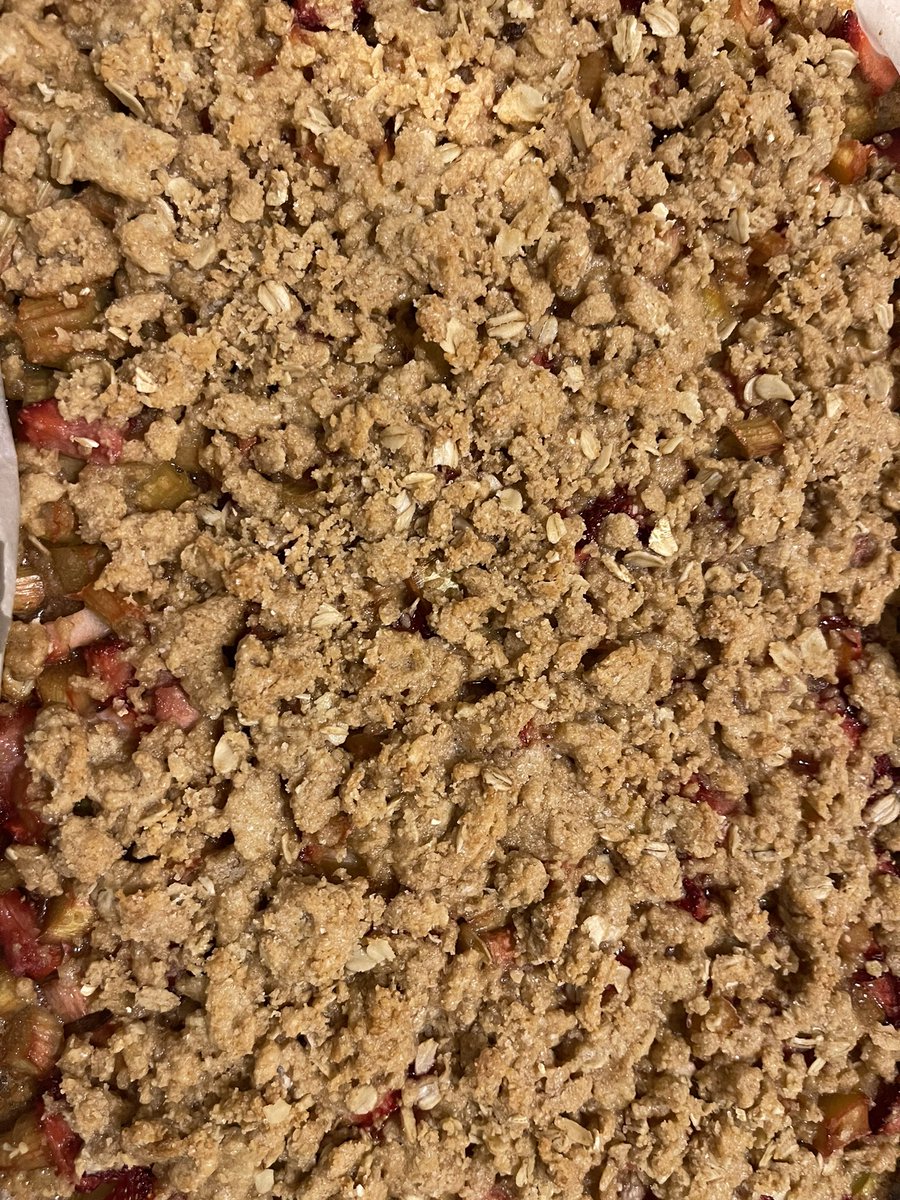 AlbaCalderOm's tweet photo. Itsssssss #rhubarbszn #strawberryrhubarbbars 
Add all the sugar, make it palatable, just make sure it’s on your table! #rhubarbseason https://t.co/EDAh3LaSfR