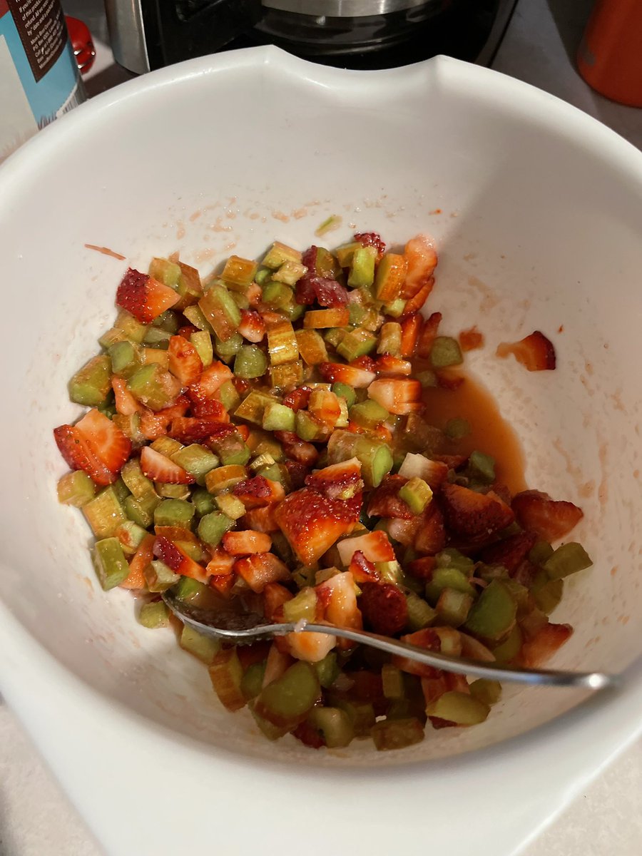 AlbaCalderOm's tweet photo. Itsssssss #rhubarbszn #strawberryrhubarbbars 
Add all the sugar, make it palatable, just make sure it’s on your table! #rhubarbseason https://t.co/EDAh3LaSfR