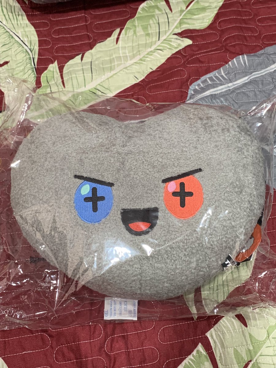 jwookqt's tweet photo. wts treasure truz line face cushion ✨
(readystock)

🌟RM140 each 
- bonbon &amp; podong

price exc postage
wm RM7 | em RM15 

#pasartreasureMY #pasartreasure https://t.co/CcAo8qmsy1