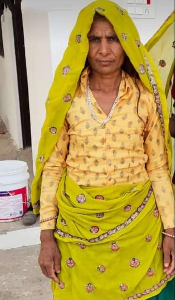 MandawatRinkesh's tweet photo. #सवाईमाधोपुर जिले के उलियाना गाँव में मेंहदी देवी नामक आदिवासी महिला की निर्मम हत्या की घटना बेहद दुखद व शर्मनाक है। घर में अकेली महिला को बदमाशों ने जलाकर क्रूर तरीके से मार डाला।मुख्यमंत्री @ashokgehlot51 जी से मांग है की मृतक परिवार को न्याय दिलवाएं। #मेहंदी_देवी_को_न्यार_दो https://t.co/84NnsTuDwr