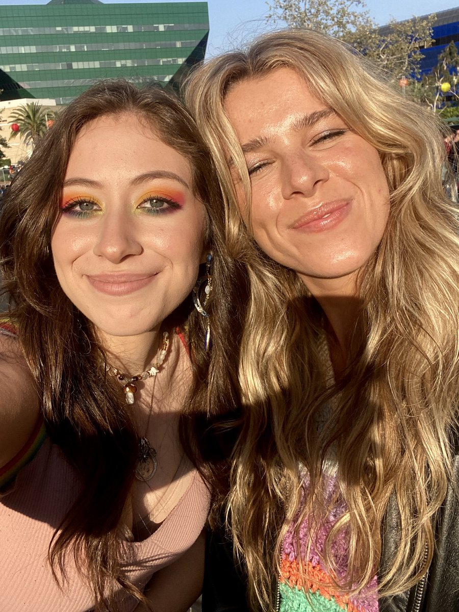 my fav girlies! happy pride!! 💕🏳️‍🌈