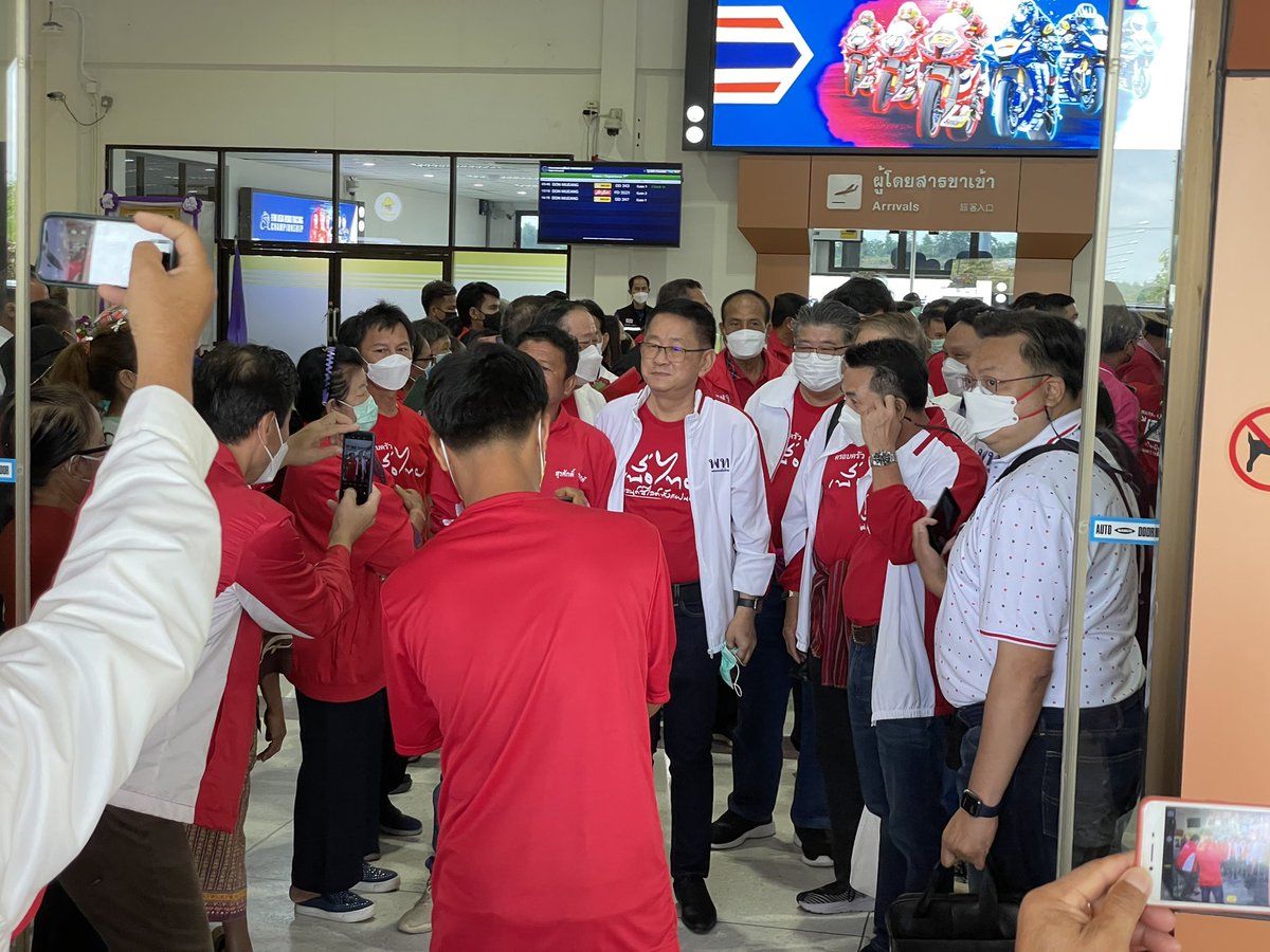 ChaninNume's tweet photo. สนามบิน #บุรีรัมย์ เกือบแตก !!!
ประชาชนทั้งจาก สุรินทร์ บุรีรัมย์ อุบลราชธานี แห่แหนกันมารับ #ครอบครัวเพื่อไทย ครับ https://t.co/2g2EYI1lfI