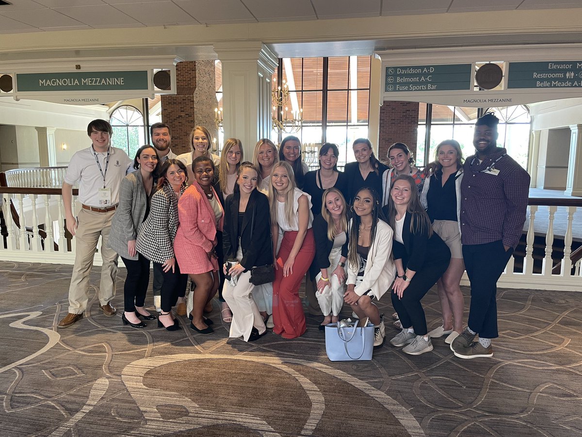 Two #NSAC teams at #Admerica @AAFNational in Nashville this week  become good friends and cheered each other on. So cool to see this happen with the @UMN_HSJMC and @UKJAMschool teams in Nashville! Go Gophs and Go Cats! @UMN_HSJMC @UMNews & @universityofky