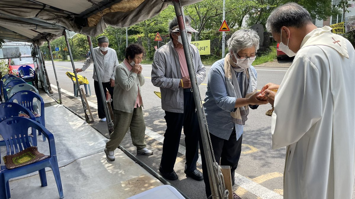 길 위의 신부 tweet media