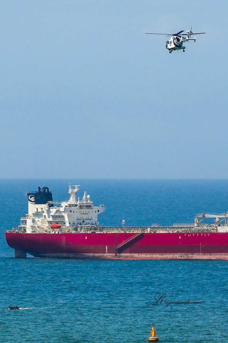 TVMupdates's tweet photo. @IndiaCoastGuard Dhruv ALH MK3 made by @HALHQBLR, patrolling over crudeoil tanker STI Lombard of @ScorpioTankers doing #Crewchange at #Vizhinjam Trivandrum @TrivandrumPort ☺️🥰😍 @DefenceDecode @NewsIADN
📸 Raju Sundaram https://t.co/jlRjOtU1Av