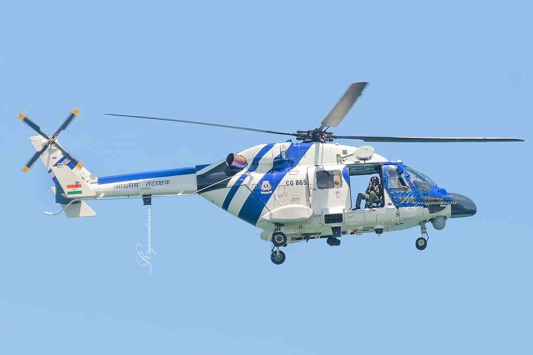 TVMupdates's tweet photo. @IndiaCoastGuard Dhruv ALH MK3 made by @HALHQBLR, patrolling over crudeoil tanker STI Lombard of @ScorpioTankers doing #Crewchange at #Vizhinjam Trivandrum @TrivandrumPort ☺️🥰😍 @DefenceDecode @NewsIADN
📸 Raju Sundaram https://t.co/jlRjOtU1Av