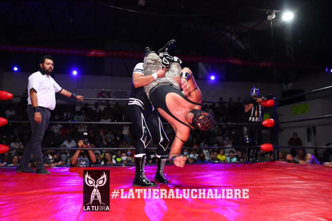 LaTijeraLucha's tweet photo. Gran combate el brindado por #Yakuza, #PanteraJr y #Cometa ante #ComandoNegroJr, #NezaKidJr y #ComandoGamaJr, en un intercambio de dominio, con buenos castigos y mejores lances, donde el bando técnico y consentido del público de #AULL sale con la mano en alto cuando... https://t.co/yXSoWPB7bh