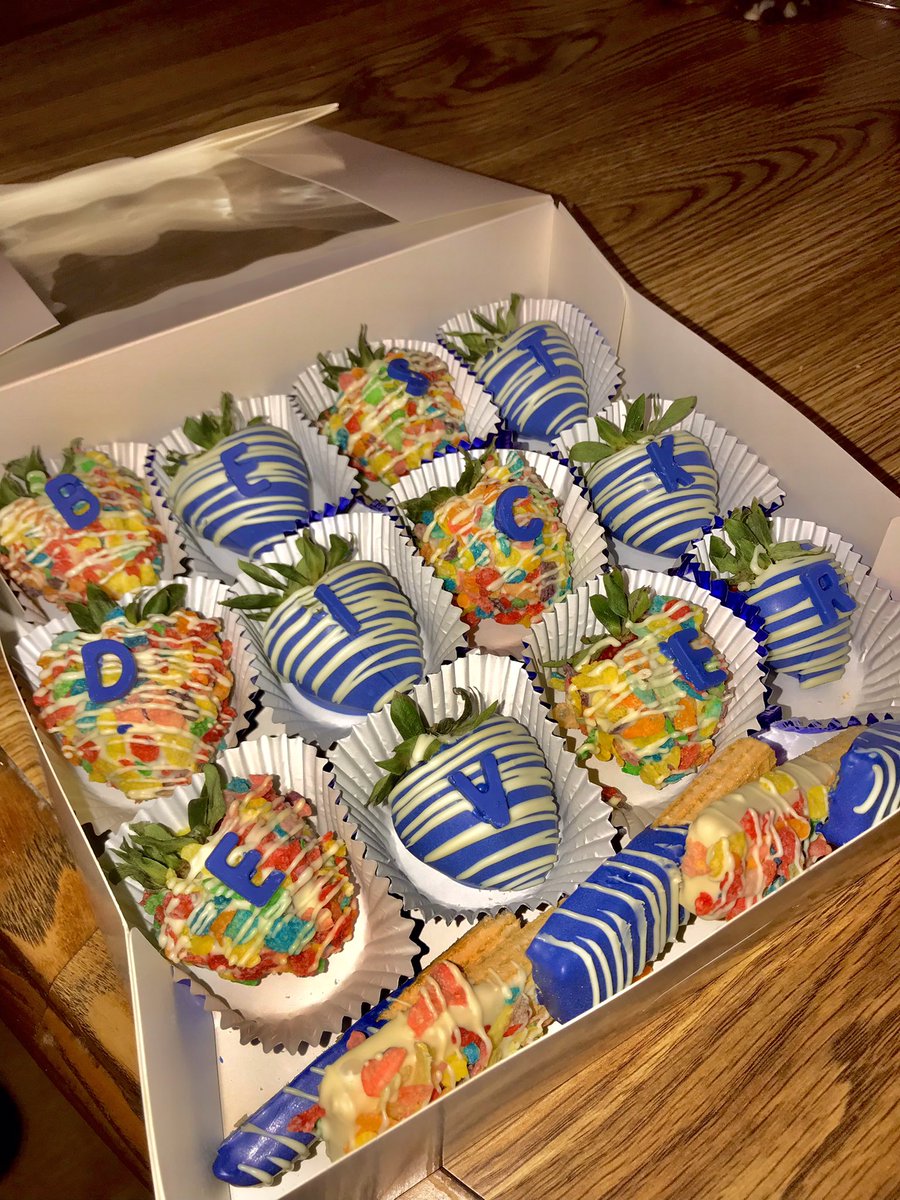 StaceSweets15's tweet image. Late Night Order 💙🌈
#smallbusinessowner #dessert #viral #food #birthday