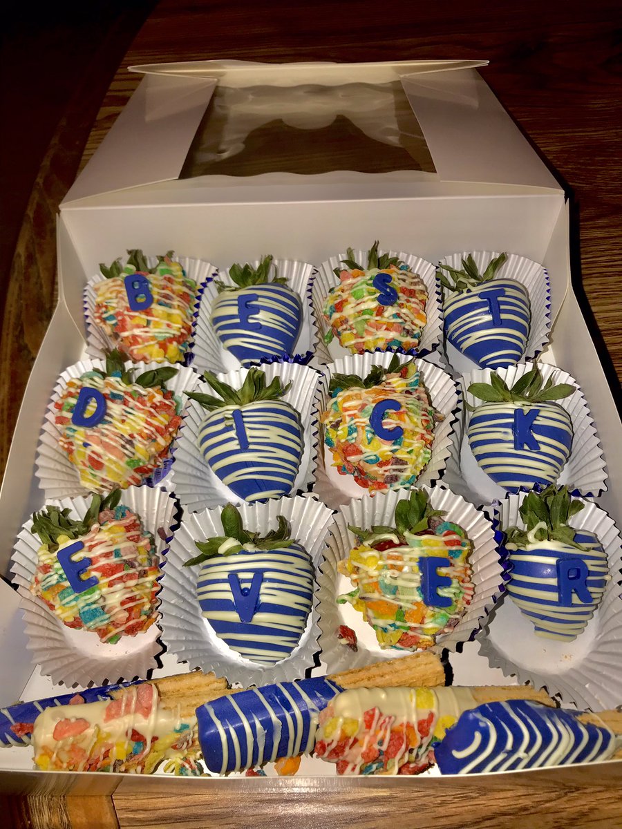 StaceSweets15's tweet image. Late Night Order 💙🌈
#smallbusinessowner #dessert #viral #food #birthday