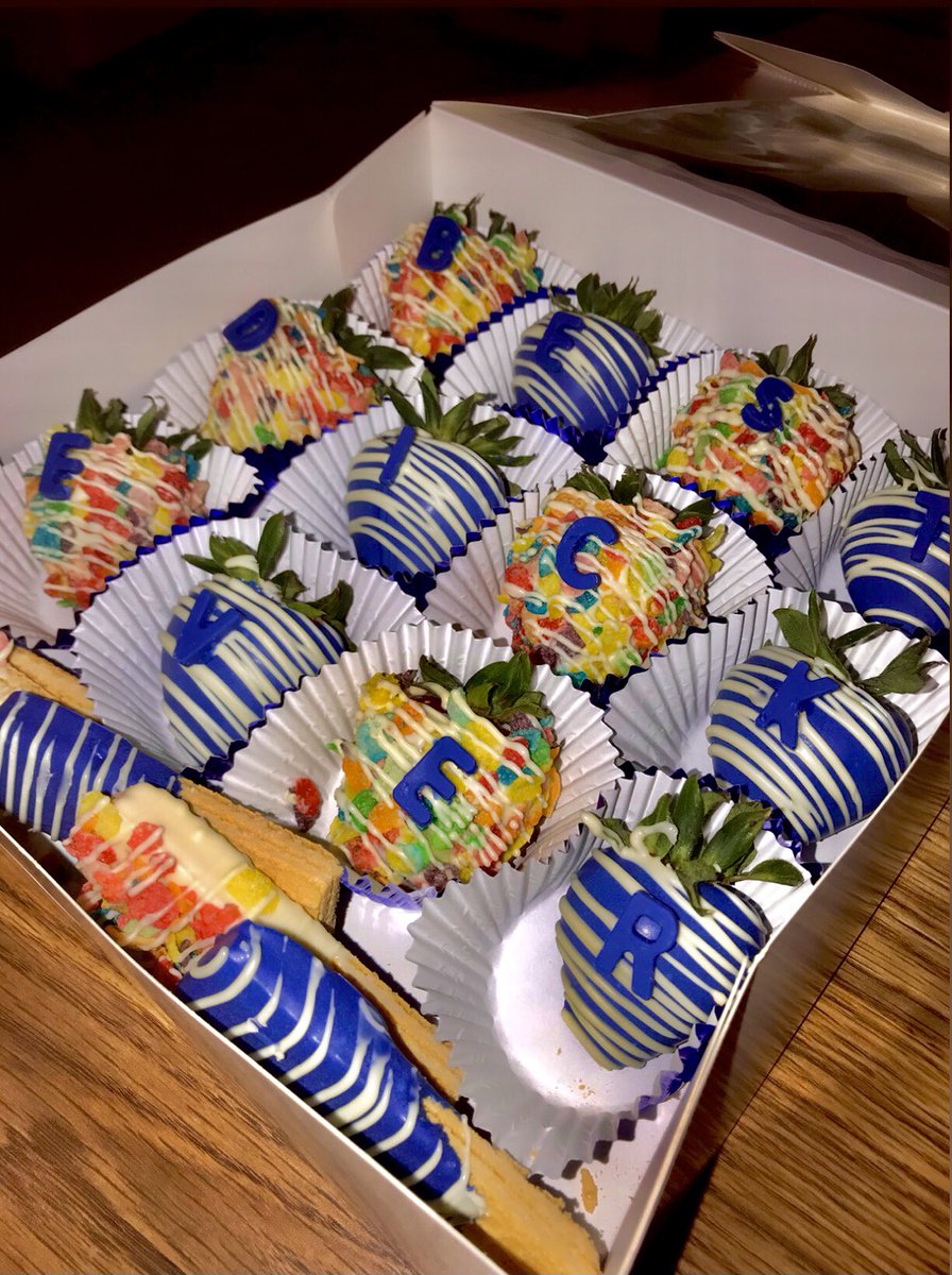 StaceSweets15's tweet image. Late Night Order 💙🌈
#smallbusinessowner #dessert #viral #food #birthday