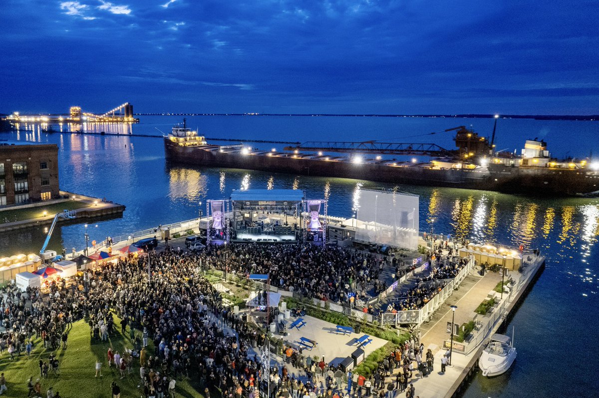 cityofsandusky's tweet photo. We always love when we see a freighter in the bay, but tonight it was especially cool.
#LakeErieLove #SanduskyOhio https://t.co/BdWOlIxO00