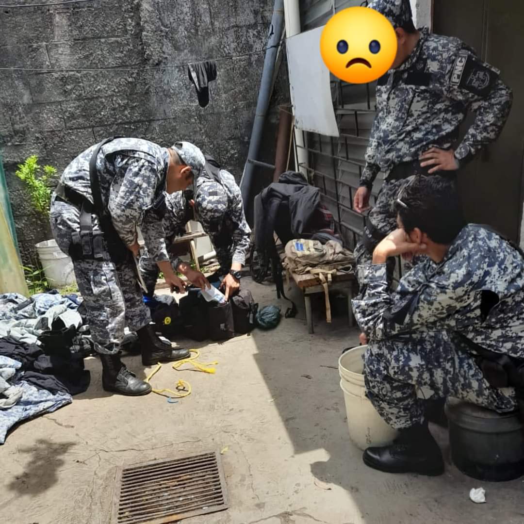 EDGARDO20423's tweet photo. Estoy enfermo pero no puedo creer que el subinspector Miranda López, jefe de la delegación PNC de Santa Tecla, de forma arbitraria despoja y decomisa los uniformes asignados a los agentes y la munición de sus armas que habían comprado con su propio dinero. https://t.co/LGtsPg41zG