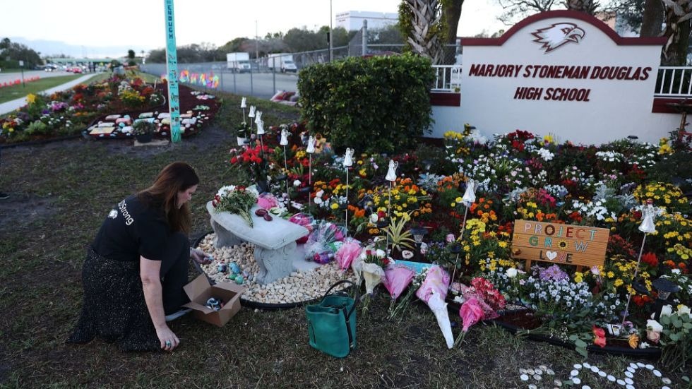 Father of Parkland shooting victim: Raising age to buy assault weapons 'would’ve saved my daughter' trib.al/caKeth0