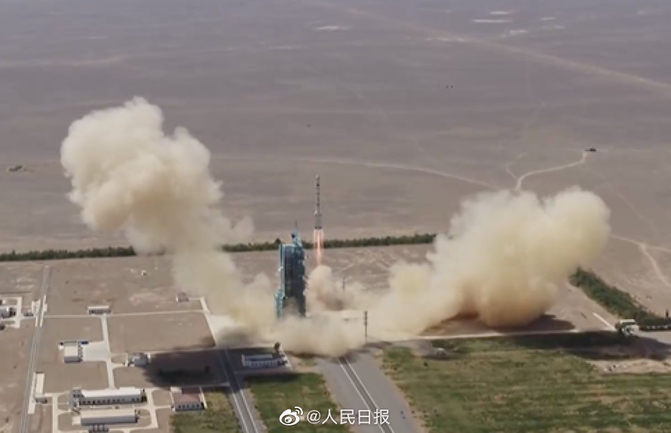 PDChinese's tweet photo. 【轉發見證！神舟十四號發射畫面】中國空間站第三批客人來了，期盼平安凱旋！ https://t.co/3VWB9VAIls