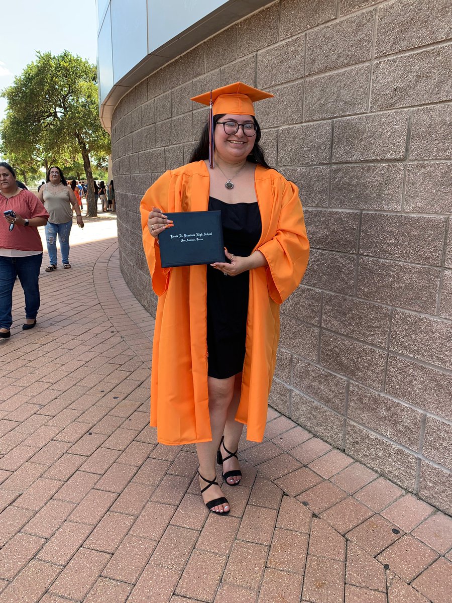 gettinggdizzy's tweet image. graduated af 💪🏼🎓