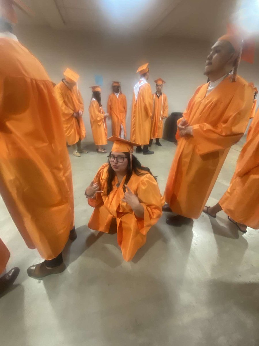 gettinggdizzy's tweet image. graduated af 💪🏼🎓