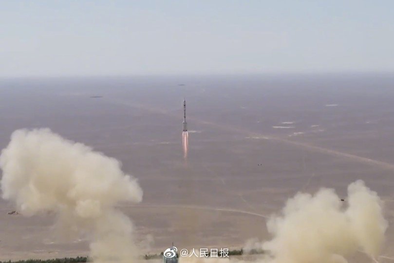 PDChinese's tweet photo. 【轉發見證！神舟十四號發射畫面】中國空間站第三批客人來了，期盼平安凱旋！ https://t.co/3VWB9VAIls