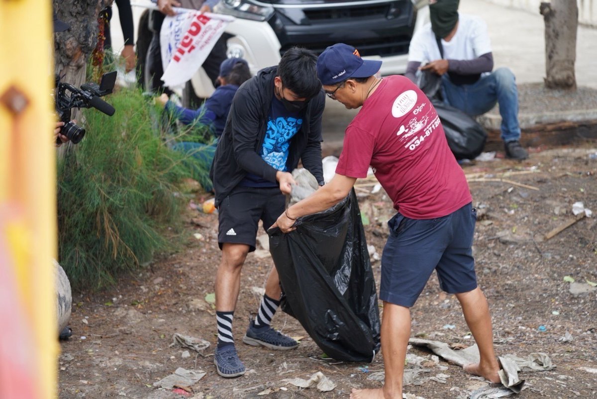 theactive_net's tweet photo. 9.50 สมาคมสมาพันธ์ชาวประมงพื้นบ้านแห่งประเทศไทย ร่วมกันเก็บขยะริมครองโกรกกราก จ.สมุทรสาคร อ่านแถลงการณ์ถึงหน่วยงานที่เกี่ยวข้อง ทวงคืนความสมบูรณ์ทรัพยากร วางมาตรการหนุน “ยุติจับสัตว์น้ำวัยอ่อน” ตั้งขบวนเรือจากแม่น้ำท่าจีน มุ่งหน้าเจ้าพระยา เนื่องใน #วันสิ่งแวดล้อมโลก  5 มิ.ย. https://t.co/Z5DjoXfZJp
